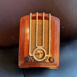 Vintage Broadcast AM AND FM Small Radio Battery Operated
